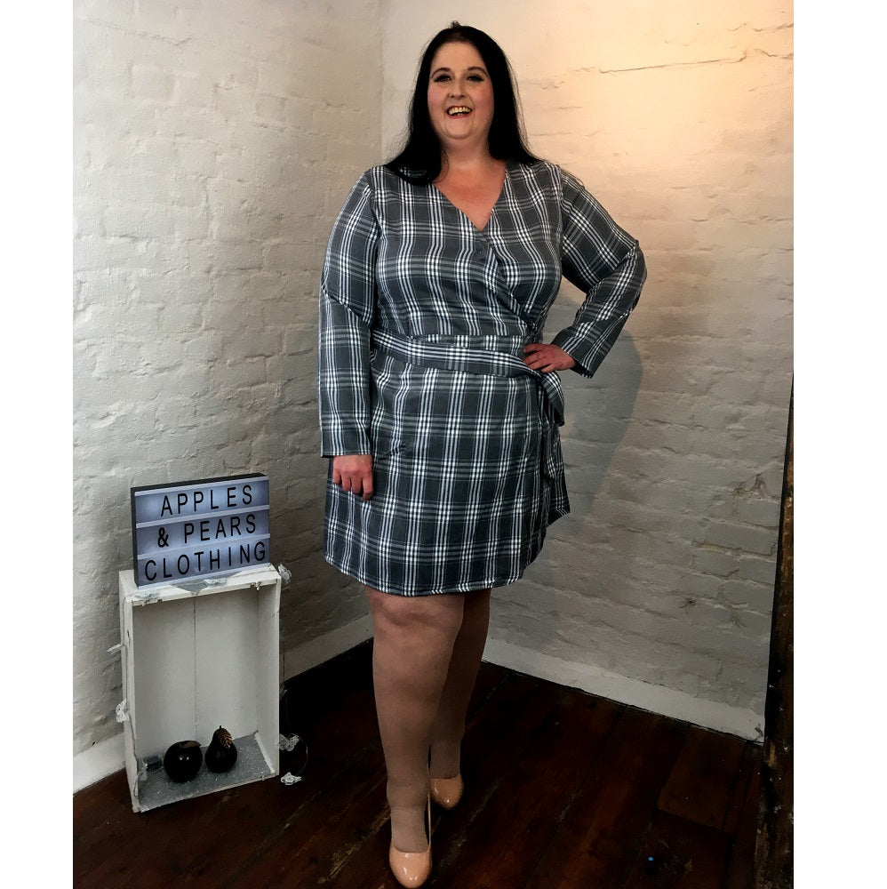 Plus size grey and white v-neck check dress with a tie waist and long sleeves. 